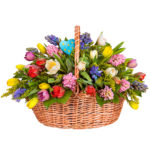 Цветы в корзинке с тюльпанами